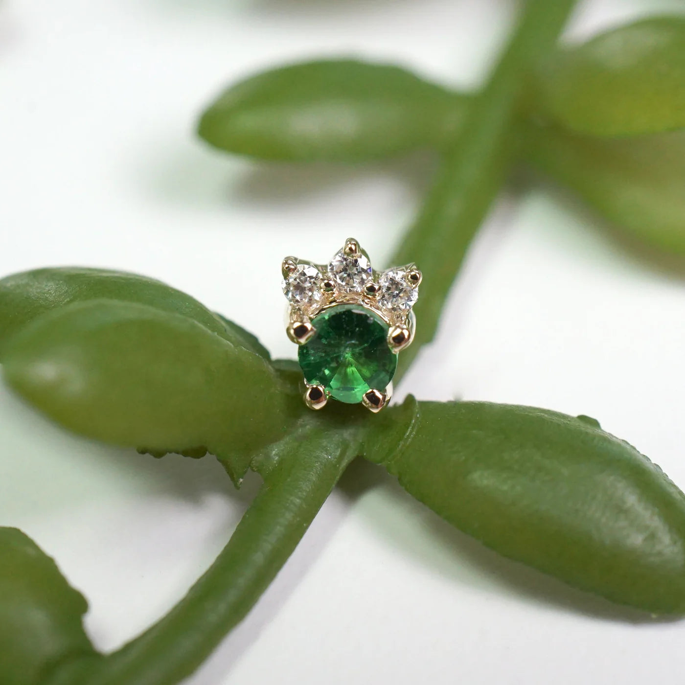 Leia - Round Tsavorite Threadless Pin